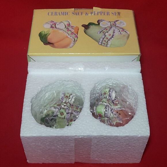 Ceramic Salt and Pepper Shakers Set Fruit Pear Peach Wrapped in Bow Floral Ribbo - Picture 2 of 14